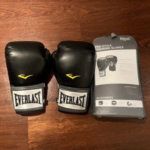 EverLast Pro Style Training Gloves in Black (8oz)